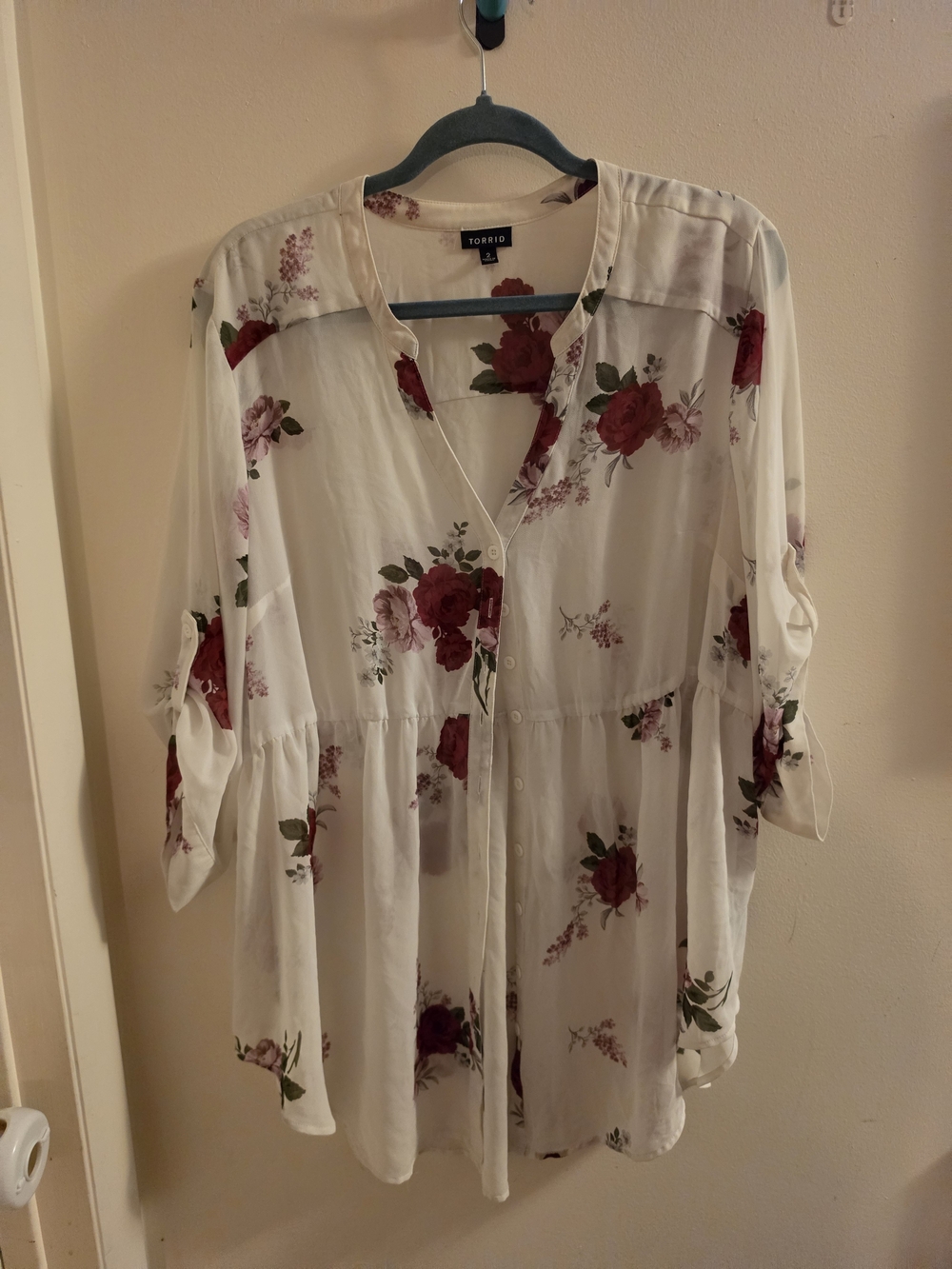 torrid White Floral Button-Front Tunic with Red Rose Print Size 2x
